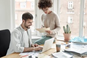 E-Learning som værktøj. Kolleger kigger på E-Learning kursus.