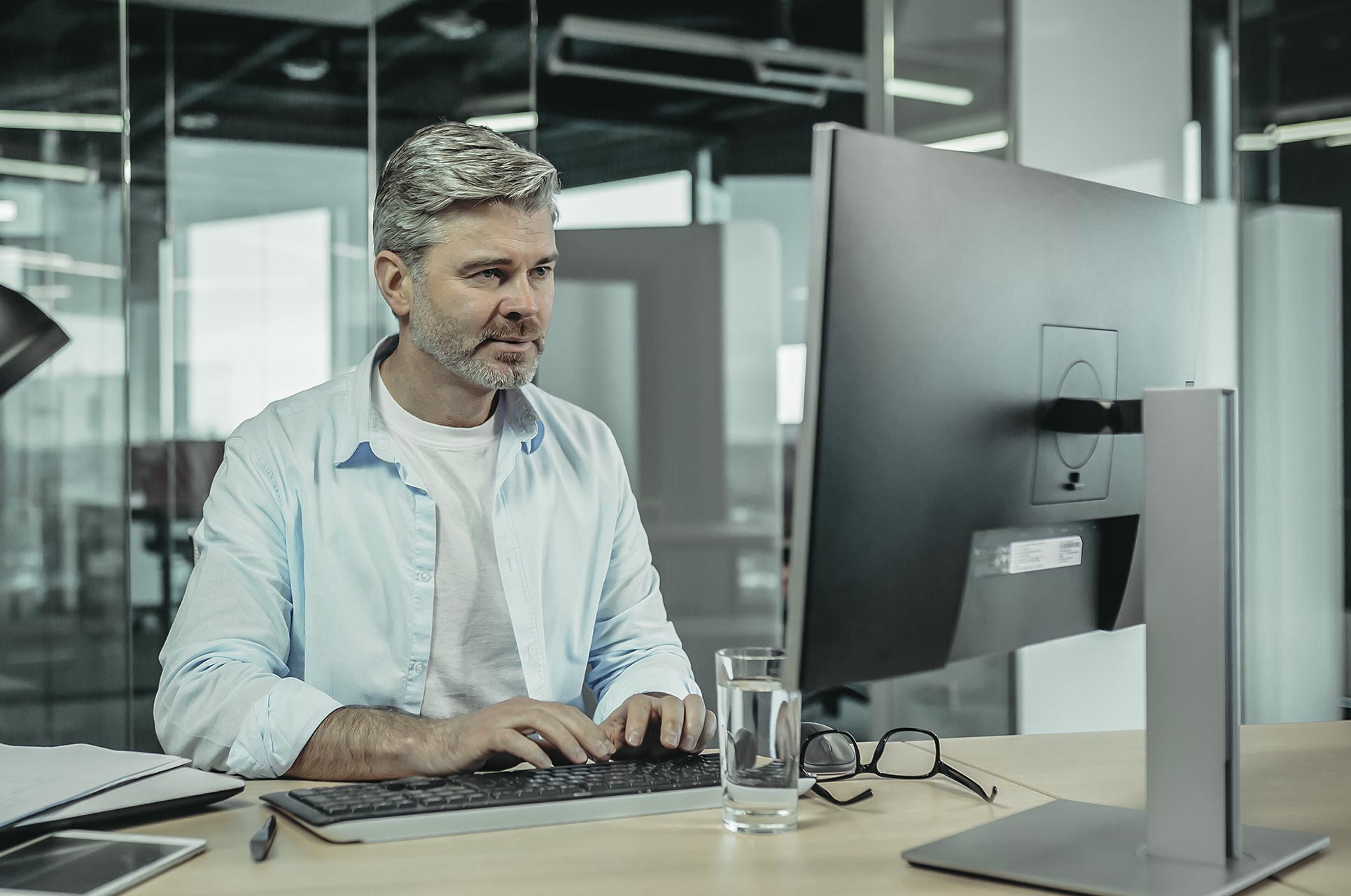 Midaldrende man arbejder med E-Learning på computer.