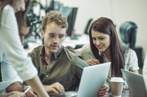 Unge professionelle tager e-learning kursus