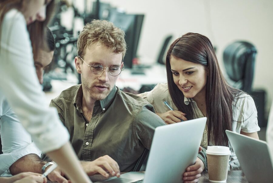 Unge professionelle tager e-learning kursus