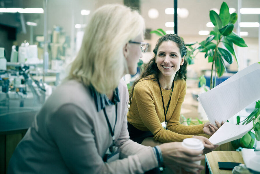 Kvindelige kolleger tager et E-Learning 