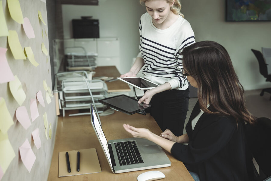 Blogpost om LMS. Kvindelige kolleger giver hinanden feedback.