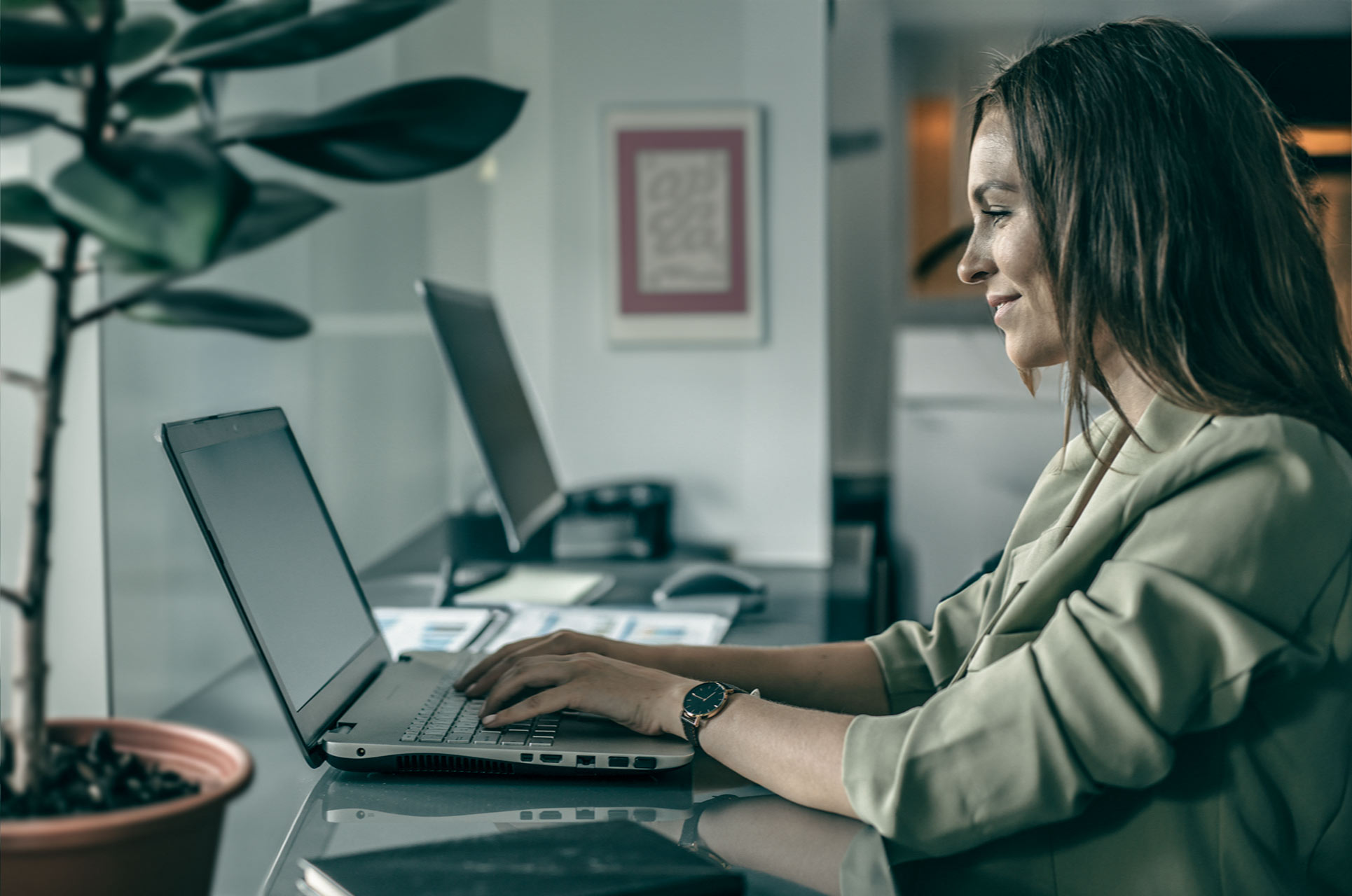 Kvinde arbejder med Systemtræning og E-Learning på bærebar computer.