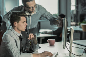 Blogpost om IT-Sikkerhed. Kolleger arbejder med IT-sikkerhed på computer.