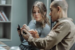 Blogpost IT-Sikkerhed. Kolleger diskutere IT-sikkerhed på telefon.