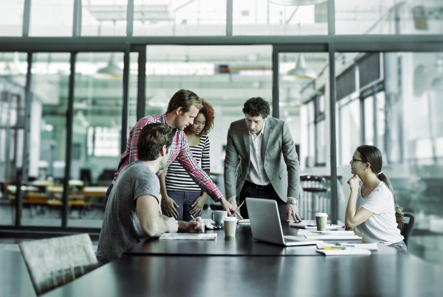 Blogpost om Articulate Rise. Møde på moderne kontor.