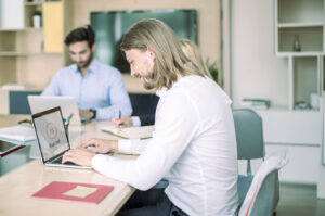 Blogpost om Articulate Rise. Professionelle på kontor