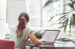 Blogpost om Articulate Storyline. Pige sidder ved computer og tager kursus
