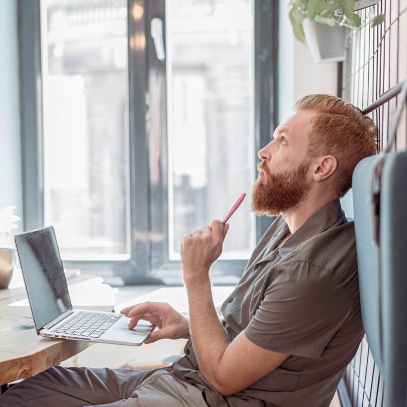 5 gode grunde til at anvende E-Learning. Mand undrer sig ved computer.