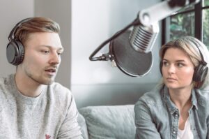 Blogpost om IT-sikkerhed. Mand og kvinde producerer podcast.