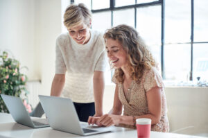 Sådan sørger du for at E-Learning bliver brugt. Kvinder tager E-Learning kursus.