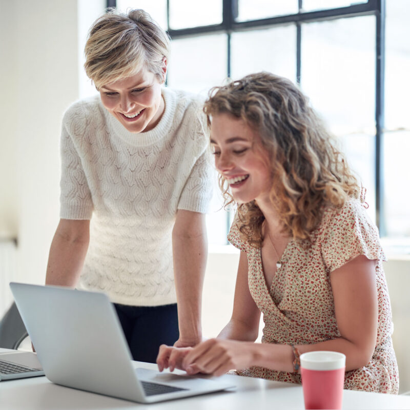 Sådan sørger du for at E-Learning bliver brugt. Kvinder tager E-Learning kursus.