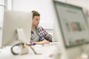 Hvordan implementerer man E-Learning? Man arbejder på E-Learning.