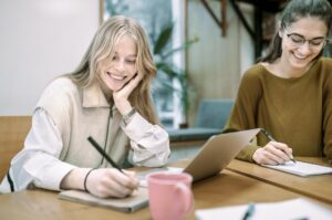 Hvad betyder E-Learning? Kvinder tager E-Learning kursus