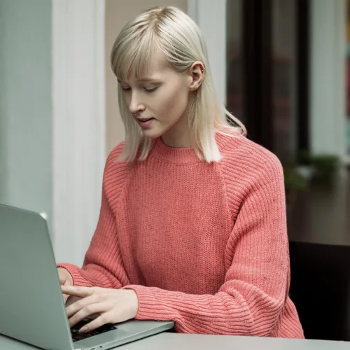 Ung kvinde tager et E-Learning kursus om Microsoft 365