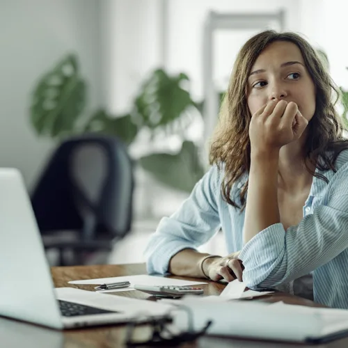 Online kursus om stress og trivsel. Kvinde der ser trist ud,