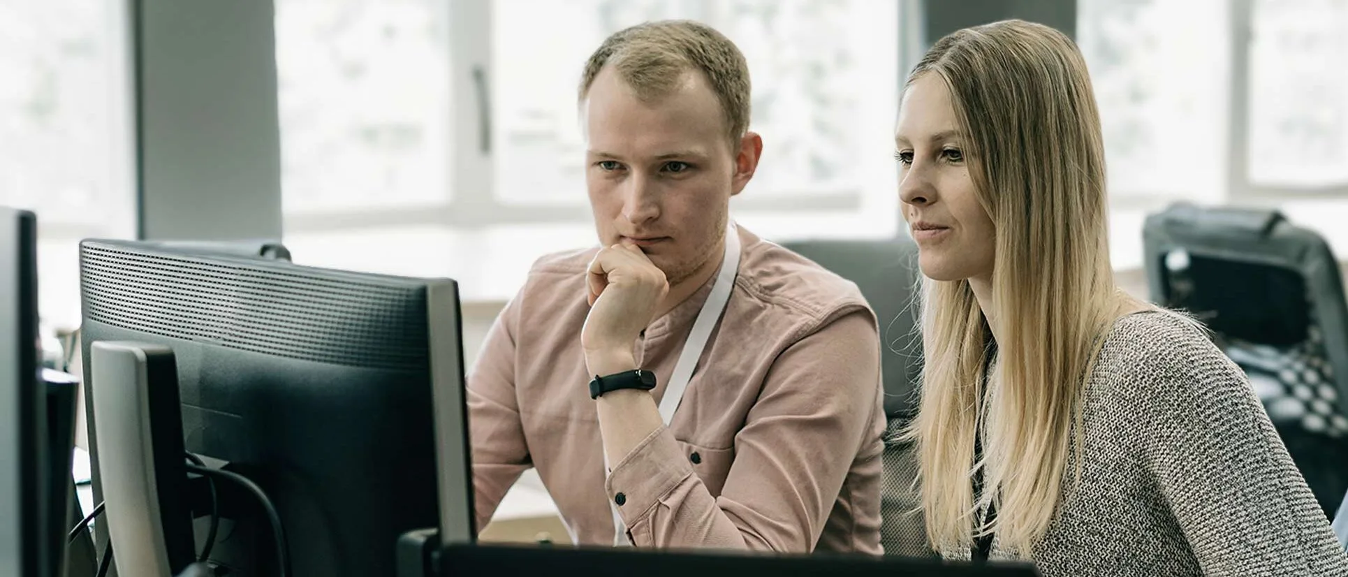 Online kursus om IT-sikkerhed. Mand og kvinde kigger på computer.
